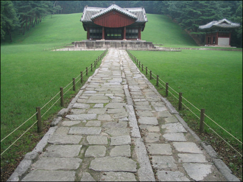 인릉. 순조와 순원왕후 김씨가 잠들어 있는 곳이다. 정자각에 이르는 참도에 신도와 어도가 구분되어 있다. 